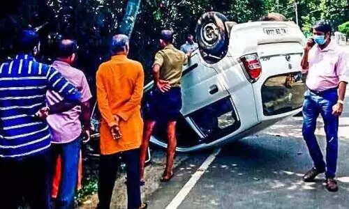 നി​യ​ന്ത്ര​ണം ന​ഷ്ട​പ്പെ​ട്ട് കാർ മറിഞ്ഞു