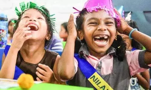 ചേച്ചിയുടെ കൈപിടിച്ച് റിയ ഗർത്തിയും സ്കൂളിലേക്ക്