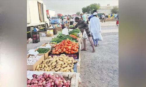 അനധികൃത കച്ചവടം; ബൗഷറിൽ പ്രവാസികൾ പിടിയിൽ