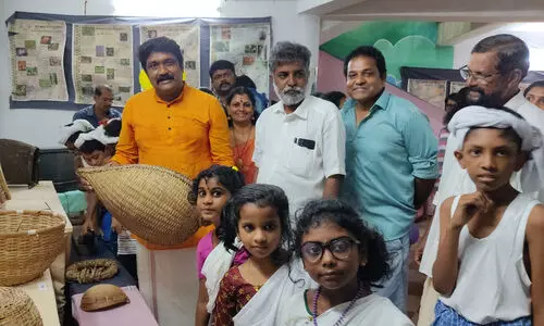 വർണക്കൂടാരമൊരുക്കി പ്രവേശനോത്സവം