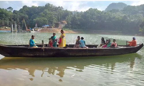 കാടിന്റ മക്കള്‍ കടത്തുവള്ളം കയറി സ്‌കൂളിലെത്തി