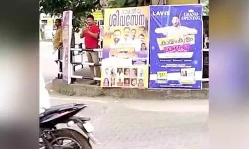 ബോർഡിന് പിന്നിൽ മറഞ്ഞു നിന്ന്  വെഹിക്കിൾ ഇൻസ്പെക്ടറുടെ വാഹന പരിശോധന; വിവാദം