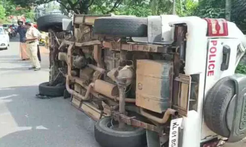 പൊലീസ് ജീപ്പ് മറിഞ്ഞു, ഉദ്യോഗസ്ഥർക്ക് നിസാര പരിക്ക്