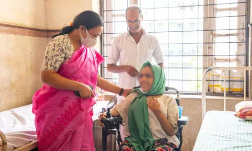 നട്ടെല്ലിലെ വളവ് പരിഹരിക്കുന്ന അതിനൂതനമായ ശസ്ത്രക്രിയ കഴിഞ്ഞ സിയ മെഹറിനെ വീണ ജോര്‍ജ് സന്ദര്‍ശിച്ചു