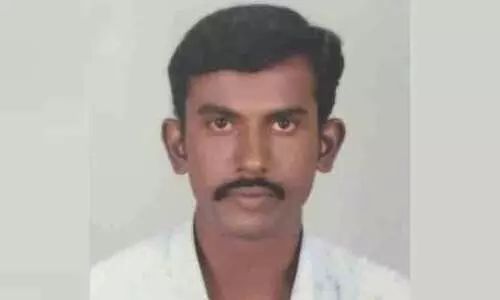 പിന്നോട്ടെടുത്ത ബസ് ഇടിച്ച് ബൈക്ക് യാത്രികൻ മരിച്ചു