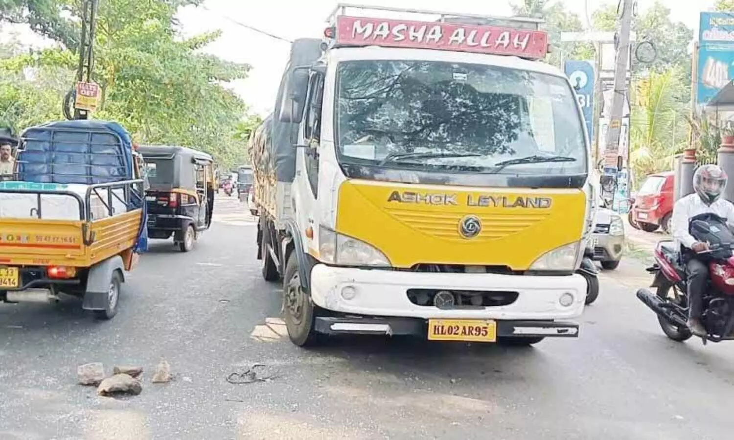എം.സി റോഡിൽ സ്‌കൂട്ടറും ലോറിയും കൂട്ടിയിടിച്ച് സ്കൂട്ടർ യാത്രികന് ഗുരുതര പരിക്ക്