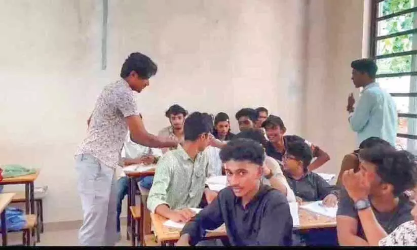 വൈദ്യുതിബില്ലടക്കാൻ പണമില്ല തൃത്താല ഗവ.കോളജിനായി പിരിവെടുത്ത് എം.എസ്.എഫ് പ്രതിഷേധം