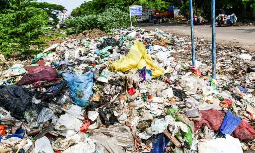 കുന്നുകൂടി മാലിന്യം മൂക്കുപൊത്തി കൊച്ചി കുന്നുകൂടി മാലിന്യം മൂക്കുപൊത്തി കൊച്ചി