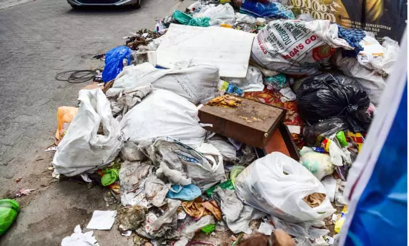 മാലിന്യം തള്ളുന്നവര്ക്കെതിരെ നടപടി തുടരുന്നു മാലിന്യം തള്ളുന്നവര്ക്കെതിരെ നടപടി തുടരുന്നു