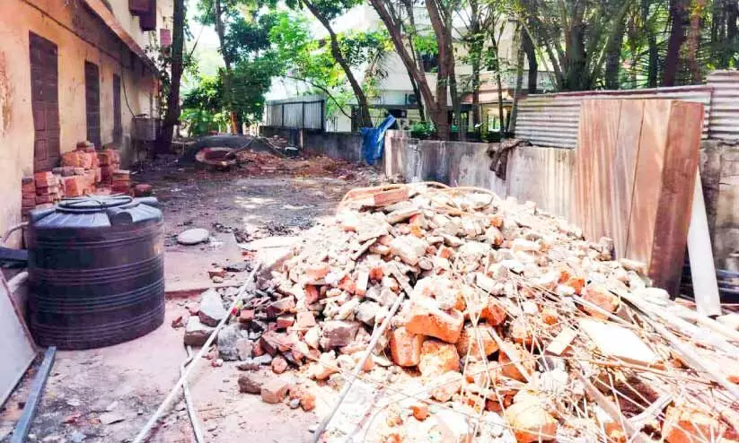 ഇല്ലായ്മകൾക്കിടയിലും നേട്ടങ്ങളുമായി ചന്തിരൂർ ഗവ. ഹയർ സെക്കൻഡറി സ്കൂൾ ഇല്ലായ്മകൾക്കിടയിലും നേട്ടങ്ങളുമായി ചന്തിരൂർ ഗവ. ഹയർ സെക്കൻഡറി സ്കൂൾ