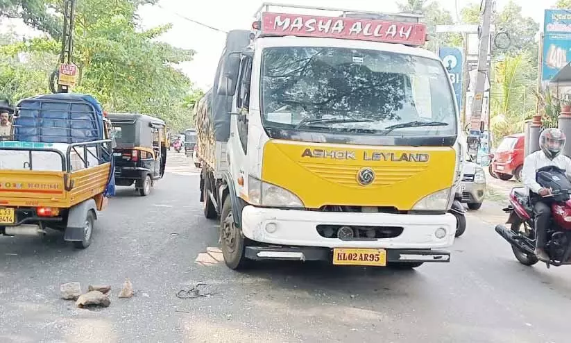 എം.സി റോഡിൽ സ്‌കൂട്ടറും ലോറിയും കൂട്ടിയിടിച്ച് സ്കൂട്ടർ യാത്രികന് ഗുരുതര പരിക്ക്