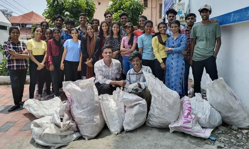 മാലിന്യ മുക്തം നവകേരളം : ശുചീകരണ യജ്ഞം സംഘടിപ്പിച്ചു മാലിന്യ മുക്തം നവകേരളം : ശുചീകരണ യജ്ഞം സംഘടിപ്പിച്ചു