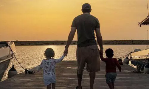 ഇ​ര​ട്ട​ക്കു​ട്ടി​ക​ൾ​ക്കൊ​പ്പം ബീ​ച്ചി​ൽ ഉ​ല്ല​സി​ച്ച്​ ശൈഖ്​ ഹം​ദാ​ൻ