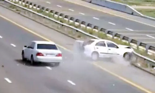 വാ​ഹ​ന​മോ​ടി​ക്കു​മ്പോ​ള്‍ റോ​ഡി​ലാ​വ​ണം ശ്ര​ദ്ധ; അ​പ​ക​ട​ദൃ​ശ്യം പ​ങ്കു​വെ​ച്ച് പൊ​ലീ​സ്