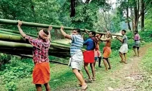 പാലം വാഗ്ദാനങ്ങളിൽ മുങ്ങി ആദിവാസികൾക്ക് ചങ്ങാടം തന്നെ ശരണം