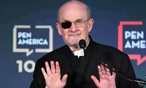 എഴുതാൻ അത്ര എളുപ്പമല്ല; കത്തിയാക്രമണത്തെ കുറിച്ച് പുസ്തകമെഴുതുകയാണെന്ന് സൽമാൻ റുഷ്ദി