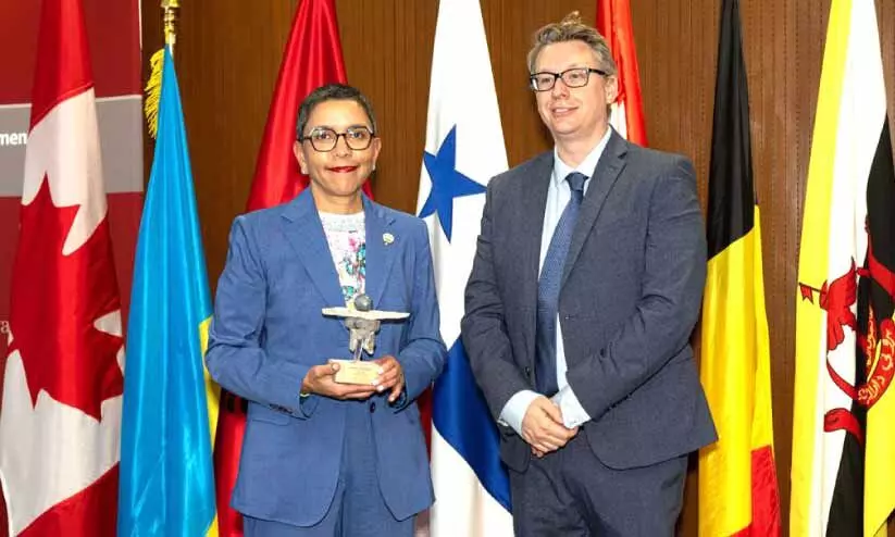 കാനഡയിലെ കുവൈത്ത് അംബാസഡറിന് പുരസ്കാരം കാനഡയിലെ കുവൈത്ത് അംബാസഡറിന് പുരസ്കാരം