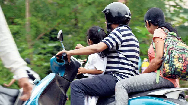 ഇരുചക്രവാഹനങ്ങളിൽ കുട്ടികൾക്ക് ഇളവ് അനുവദിക്കാനാവില്ലെന്ന് കേന്ദ്ര ഗതാഗത മന്ത്രി ഇരുചക്രവാഹനങ്ങളിൽ കുട്ടികൾക്ക് ഇളവ് അനുവദിക്കാനാവില്ലെന്ന് കേന്ദ്ര ഗതാഗത മന്ത്രി