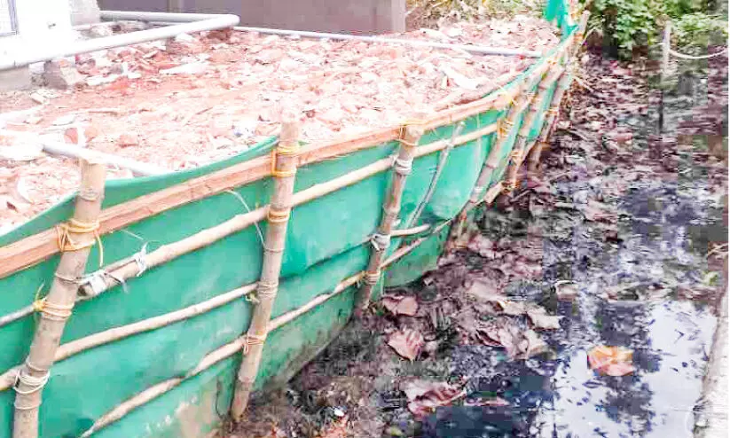 കെട്ടിടാവശിഷ്ടങ്ങൾ തള്ളി തോട് നികത്തുന്നു