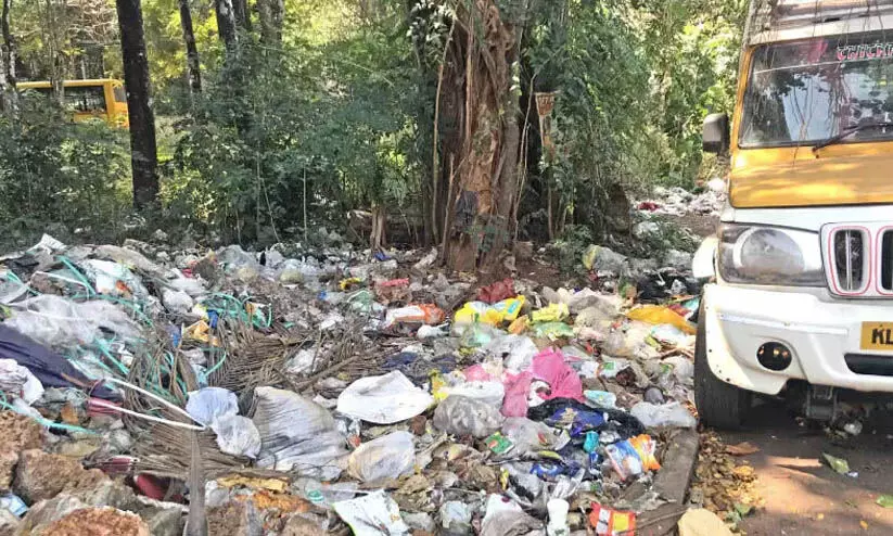 മാലിന്യം തള്ളൽ: കൊച്ചിയിൽ എട്ടു കേസുകൾ കൂടി എടുത്തു