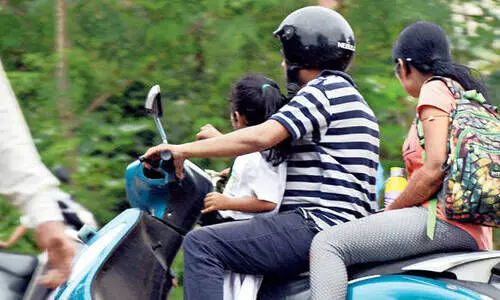 ഇരുചക്രവാഹനങ്ങളിൽ കുട്ടികൾക്ക് ഇളവ് അനുവദിക്കാനാവില്ലെന്ന് കേന്ദ്ര ഗതാഗത മന്ത്രി