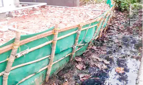 കെട്ടിടാവശിഷ്ടങ്ങൾ തള്ളി തോട് നികത്തുന്നു