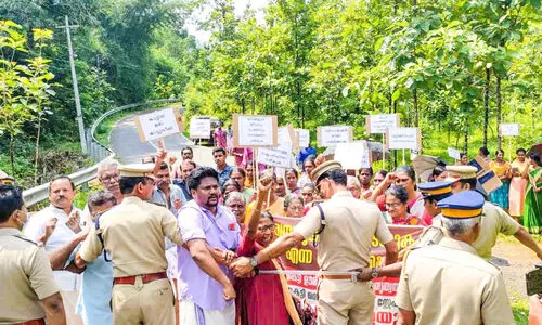 കാളകെട്ടി പട്ടികവർഗ ഊരുകൂട്ടം വനം വകുപ്പ്​ ഓഫിസിലേക്ക് മാർച്ച്​ നടത്തി