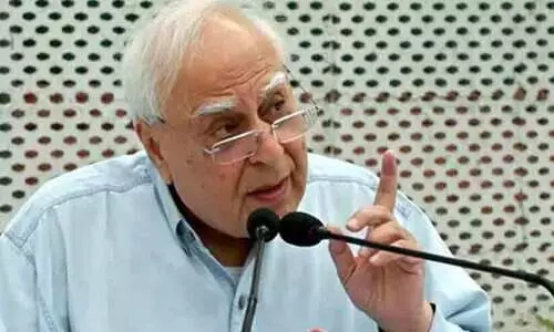 ഒരു മന്ത്രിക്ക് ഇത്രയും വലിയ മന്ത്രാലയങ്ങൾ ഒറ്റക്ക് കൈകാര്യം ചെയ്യാനാവില്ല; അശ്വിനി വൈഷ്ണവിനെതിരെ കപിൽ സിബൽ