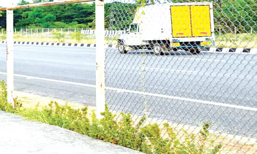 അതിവേഗപാതയുടെ സംരക്ഷണ വേലി ‘കാണാനില്ല’ അതിവേഗപാതയുടെ സംരക്ഷണ വേലി ‘കാണാനില്ല’