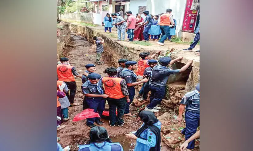 പെ​രു​ണ്ണീ​രി തോ​ട്ടി​ൽ ഇ​നി തെ​ളി​നീ​രൊ​ഴു​കും