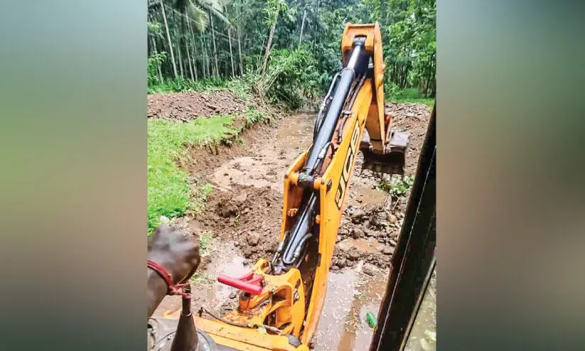 ചേരിത്തോട്ടിലെ മാലിന്യം നീക്കി ആര്യാടൻ കോളനിക്കാരുടെ ആധിയകന്നു ചേരിത്തോട്ടിലെ മാലിന്യം നീക്കി ആര്യാടൻ കോളനിക്കാരുടെ ആധിയകന്നു