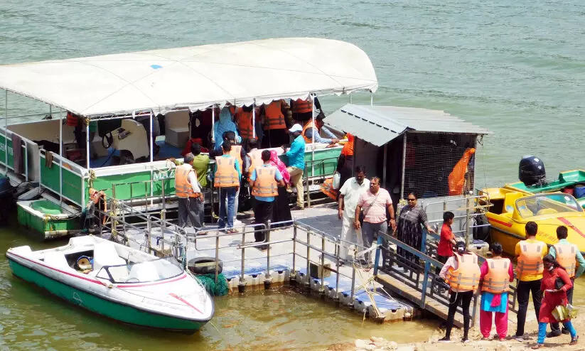 സന്ദർശകത്തിരക്കിൽ മൂന്നാർ സന്ദർശകത്തിരക്കിൽ മൂന്നാർ