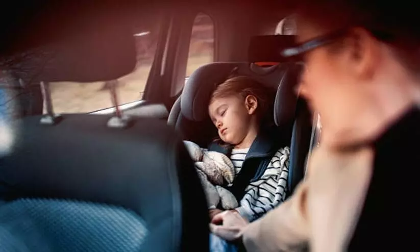 യാത്രകളിൽ ഉറങ്ങുന്നവരാണോ നിങ്ങൾ; ഉറക്കം സുഖകരമാക്കാൻ ഈ നുറുങ്ങുകൾ പ്രയോഗിക്കൂ