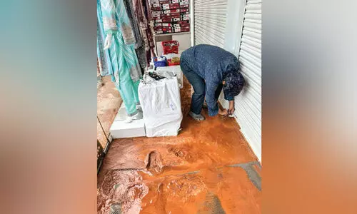 ജ​ൽ ജീ​വ​ൻ ച​തി​ച്ചാ​​ശാ​നേ... ച​ളി​വെ​ള്ളം ക​ട​യി​ലേ​ക്ക് ഇ​ര​ച്ചു​ക​യ​റി