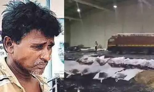 ട്രെയിൻ ദുരന്തം: കൂട്ടിയിട്ട മൃതദേഹങ്ങളിൽ മകന്റെ കൈ അനങ്ങുന്നു; 230 കി.മീ താണ്ടിയെത്തിയ പിതാവ് ആശുപത്രിയിൽ പ്രവേശിപ്പിച്ചു ട്രെയിൻ ദുരന്തം: കൂട്ടിയിട്ട മൃതദേഹങ്ങളിൽ മകന്റെ കൈ അനങ്ങുന്നു; 230 കി.മീ താണ്ടിയെത്തിയ പിതാവ് ആശുപത്രിയിൽ പ്രവേശിപ്പിച്ചു