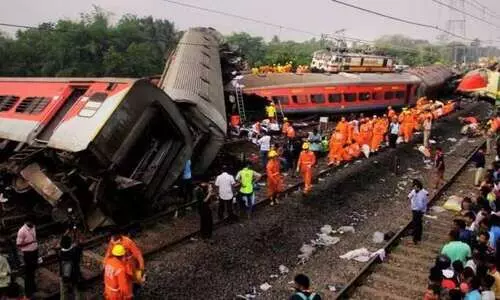 ട്രെയിൻ അപകടം അന്വേഷിക്കാൻ സി.ബി.ഐ എന്തിന്​? ; അ​ട്ടി​മ​റി സം​ശ​യം ശ്ര​ദ്ധ​തി​രി​ക്കാ​നെ​ന്ന്​ മോ​ദി​ക്ക​യ​ച്ച ക​ത്തി​ൽ ഖാ​ർ​ഗെ