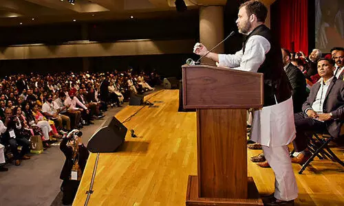 ‘മോദി എപ്പോഴും പിൻകണ്ണാടി നോക്കി കാറോടിക്കുന്നു, അപകടത്തിൽ ചാടുന്നു’ ; ന്യൂയോർക്ക് സ്വീകരണത്തിൽ രാഹുൽ