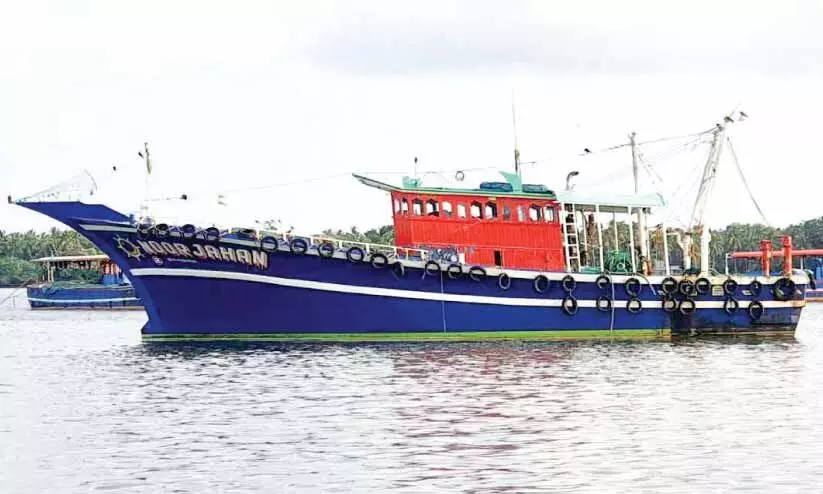 അനധികൃത മത്സ്യബന്ധനം: ബോട്ട് പിടികൂടി, 2.5 ലക്ഷം രൂപ പിഴ അനധികൃത മത്സ്യബന്ധനം: ബോട്ട് പിടികൂടി, 2.5 ലക്ഷം രൂപ പിഴ