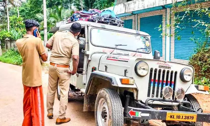 അനധികൃതമായി സ്കൂൾ കുട്ടികളുമായി പോയ വാഹനം പിടികൂടി അനധികൃതമായി സ്കൂൾ കുട്ടികളുമായി പോയ വാഹനം പിടികൂടി