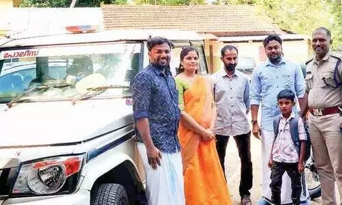 താനൂർ ബോട്ട് ദുരന്തം: പിതാവിന്റെ ഓർമകളുമായി ഫഹ്‌മിൻ അബു സ്കൂളിലെത്തി, പൊലീസ് ജീപ്പിൽ