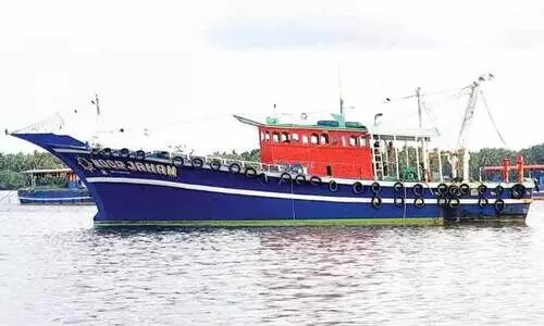 അനധികൃത മത്സ്യബന്ധനം: ബോട്ട് പിടികൂടി, 2.5 ലക്ഷം രൂപ പിഴ