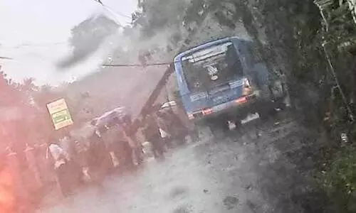 ഓ​ടി​ക്കൊ​ണ്ടി​രു​ന്ന ബ​സി​ന് മു​ക​ളി​ലേ​ക്ക് വൈ​ദ്യു​തി പോ​സ്റ്റു​ക​ൾ വീ​ണു