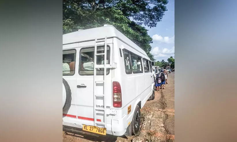 കാലഹരണപ്പെട്ട രേഖകൾ; വിദ്യാർഥികളുമായി പോയ ടെമ്പോ ട്രാവലർ പിടികൂടി കാലഹരണപ്പെട്ട രേഖകൾ; വിദ്യാർഥികളുമായി പോയ ടെമ്പോ ട്രാവലർ പിടികൂടി