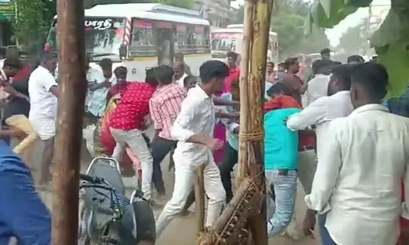 പായസത്തിന് രുചി പോരാ, സദ്യക്കിടെ വിളമ്പിയത് ഇഷ്ടപ്പെട്ടില്ല; വധുവിന്‍റെയും വരന്‍റെയും വീട്ടുകാർ തമ്മിൽ കൂട്ടത്തല്ല് -VIDEO