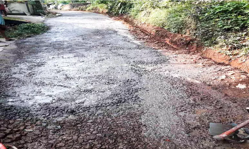 അധികൃതർ കൈയൊഴിഞ്ഞ റോഡ് നാട്ടുകാർ നന്നാക്കി