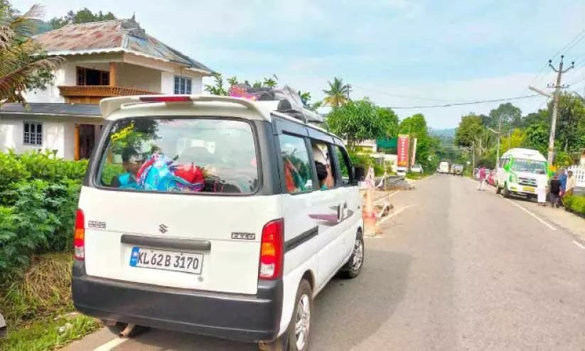വിദ്യാർഥികളുമായി അനധികൃത സർവിസ്​; വാഹനം പിടികൂടി