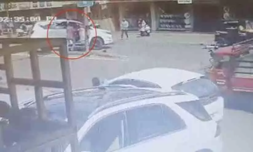 bike rider saves car passengers bike rider saves car passengers