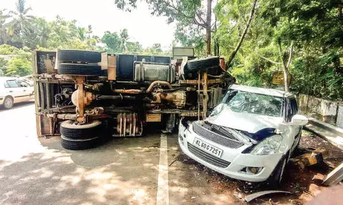 വട്ടപ്പാറയിൽ ലോറി കാറിലിടിച്ച് നാല് പേർക്ക് പരിക്ക്