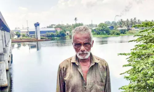 പുഴയിൽ ചാടിയ യുവതിയെ മത്സ്യത്തൊഴിലാളി രക്ഷപ്പെടുത്തി