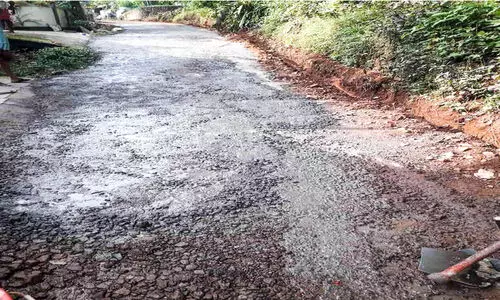 അധികൃതർ കൈയൊഴിഞ്ഞ റോഡ് നാട്ടുകാർ നന്നാക്കി